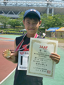 第33回全国小学生交流大会新潟県予選会ジャベリックボールスローで優勝した「三条ジュニア」所属の渡辺莉亜寿（リアス）